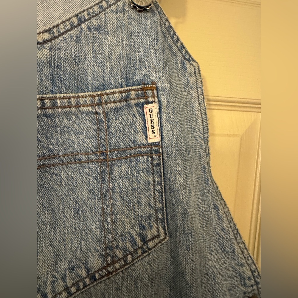 VINTAGE GUESS BIB OVERALLS  SHORTS WOMEN SIZE 4 FADED  COLLEGE THRASHED 80S CALI - Picture 3 of 7